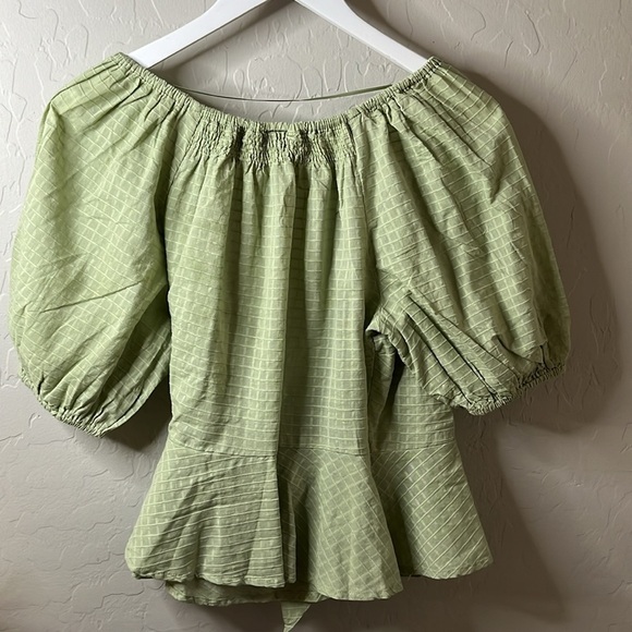 Universal Thread Wrap style blouse with puffy mid length sleeves. NWOT small - Picture 7 of 9